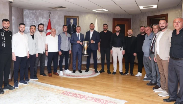 Şampiyon Gölcükspor Kupasıyla Başkan Büyükakın’a Geldi