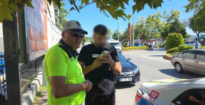 Zonguldak’ta trafik polisinin dikkati vatandaşı dolandırılmaktan kurtarıldı