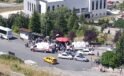 EL FRENİNİ ÇEKMEYİ UNUTTU, OTOMOBİL KALABALIĞA DALDI: 4 YARALI