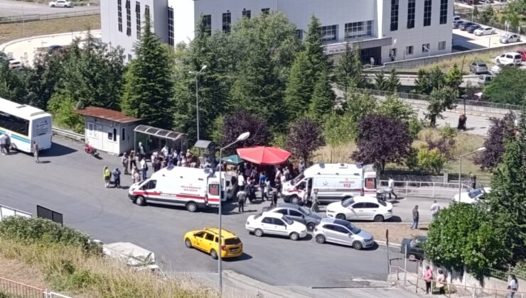 EL FRENİNİ ÇEKMEYİ UNUTTU, OTOMOBİL KALABALIĞA DALDI: 4 YARALI