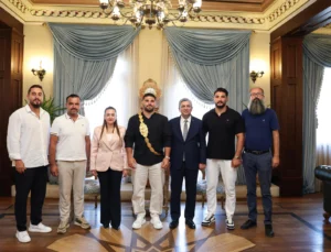 Antalya’da Başpehlivan Erkan Taş’tan Vali Şahin’e Ziyaret