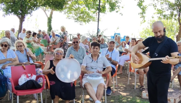 Antalya Muratpaşa’da Yaşlılar Türkülerle Buluşuyor