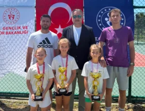 Bursa Osmangazi’nin Raketleri Madalyaları Topladı