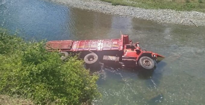 Devrek’te trafik kazası; itfaiye ekipleri sürücüyü zamanında kurtardı
