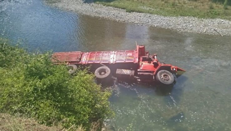 Devrek’te trafik kazası; itfaiye ekipleri sürücüyü zamanında kurtardı