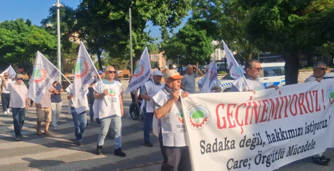 Emeklilerden Keşan'Da 'Geçinemiyoruz' Yürüyüşü