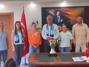 Ereğli Lisesi Kadın Futbol Takımından İlçe Milli Eğitim Müdürlüğü’ne ziyaret