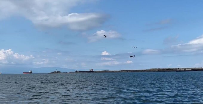 Ereğli semalarında eğitim uçuşu yapan savaş helikopterleri ilgi odağı oldu