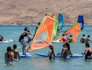 İzmir’de Büyükşehir’den Gençlere Sörf Deneyimi