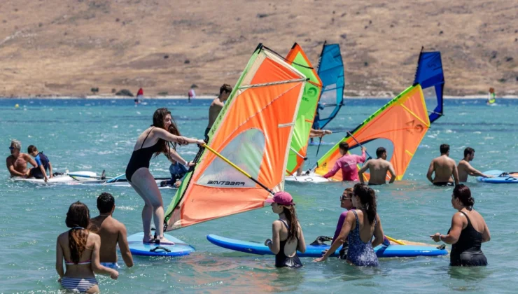 İzmir’de Büyükşehir’den Gençlere Sörf Deneyimi