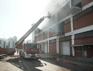 İzmir'De Liman Işletmesindeki Yangın Büyümeden Söndürüldü