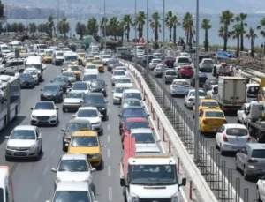 İzmir'De Trafik Artıyor