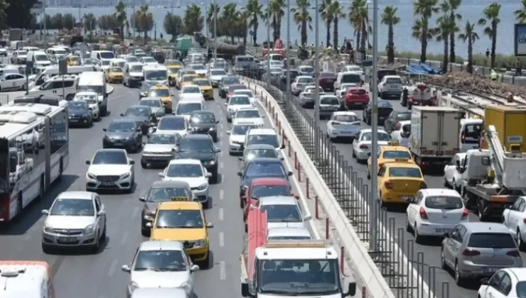 İzmir'De Trafik Artıyor