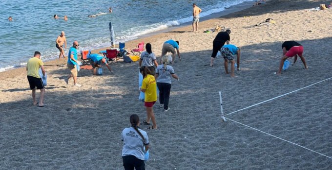 Kapuz Plajı’nda Örnek Mesai: Ekipler İzmarit ve Çöpleri Tek Tek Topladı