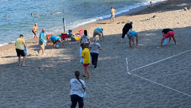 Kapuz Plajı’nda Örnek Mesai: Ekipler İzmarit ve Çöpleri Tek Tek Topladı