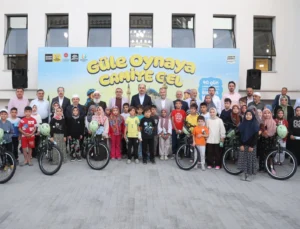 Konya'Da 'Güle Oynaya Camiye' Gittiler