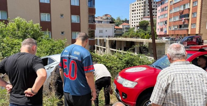 Kozlu’da kontrolden çıkan otomobil dikenlik alana savruldu