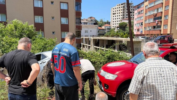 Kozlu’da kontrolden çıkan otomobil dikenlik alana savruldu