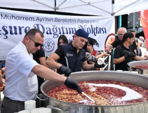 Manisa Büyükşehir’den Pazarda 2 Bin Kişiye Aşure Ikramı