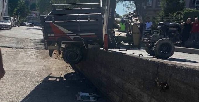 Park halindeki iki araç kaza yaptı: Pat Pat iş yerine düştü