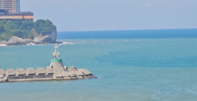 Sağanak sonrası deniz kahverengiye büründü
