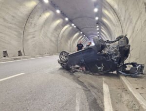 Uzunkum Tüneli’nde takla atan otomobilde iki kişi yaralandı