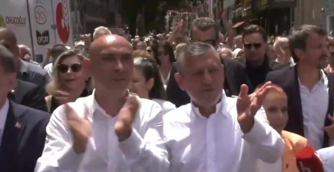 Valilik önünden geçerken Özgür Özel’in sorusu, CHP İl Başkanı Dural’a geçen yılki balkon çıkışını hatırlattı