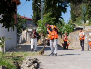 Zonguldak Belediyesi Tepebaşı Mahallesi Rüzgarlı Caddesi’nde temizlik çalışması yürüttü
