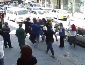 Zonguldak’ta trafik kazası kavgaya dönüştü, kadın sürücü dikiz aynasıyla darp edildi