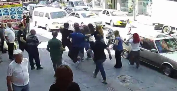 Zonguldak’ta trafik kazası kavgaya dönüştü, kadın sürücü dikiz aynasıyla darp edildi
