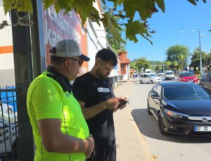 Zonguldak’ta trafik polisinin dikkati vatandaşı dolandırılmaktan kurtarıldı