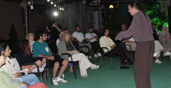 Zonguldaklı Tiyatrocunun Stand-Up Gösterisi Büyük Beğeni Topladı
