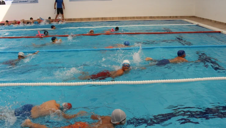Antalya'Da Vatandaşlar Eğitmenler Eşliğinde Yüzme Öğreniyor