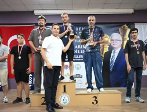 Balıkesir’de Satranç Turnuvası Ödülleri Sahiplerini Buldu