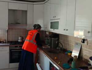 Devrek belediyesinin evde temizlik hizmeti sürüyor
