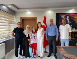 Dünya Üçüncüsü ve Türkiye Şampiyonu Zeynep Tuncay’dan İlçe Millî Eğitim Müdürlüğüne Ziyaret