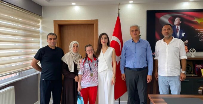 Dünya Üçüncüsü ve Türkiye Şampiyonu Zeynep Tuncay’dan İlçe Millî Eğitim Müdürlüğüne Ziyaret