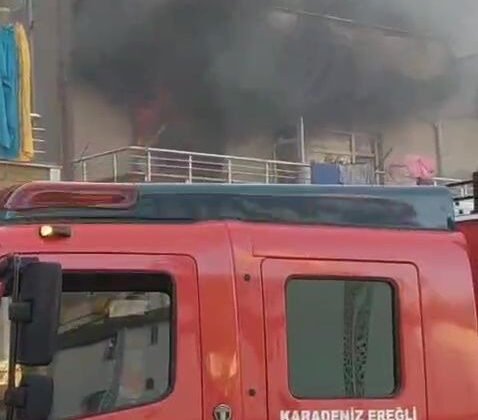 Elektrikli fırından çıkan yangın evi küle çevirdi