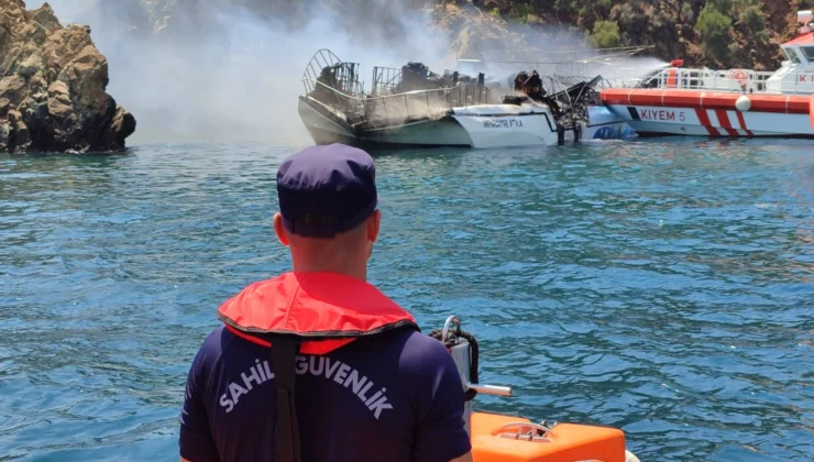 Fethiye’de Gezinti Teknesinde Yangın! 115 Kişi Tahliye Edildi