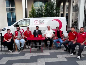 Hopa Kaymakamı Karakaya’dan Kan Bağışı Aracına Ziyaret