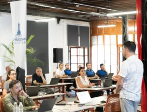 İzmir'De Esnaf Temsilcilerine Yapay Zekâ Eğitimi