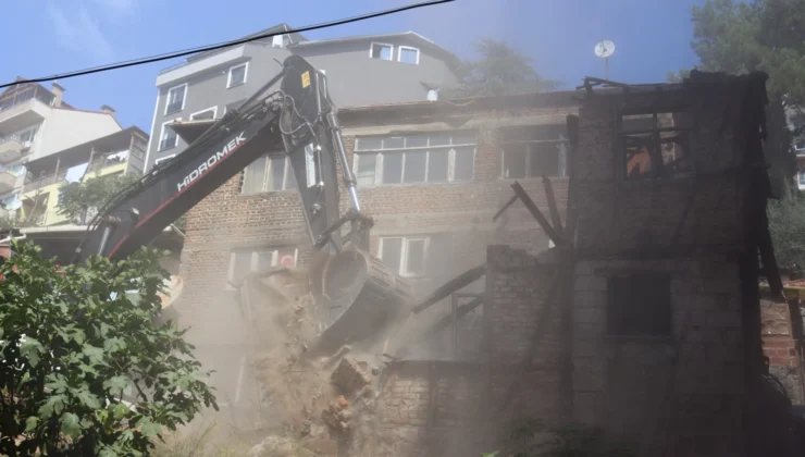 İzmit’te Tehlike Arz Eden Metruk Bina Yıkıldı