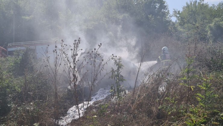 Jandarma ekipleri alev alan araçtan sürücüyü kurtardı