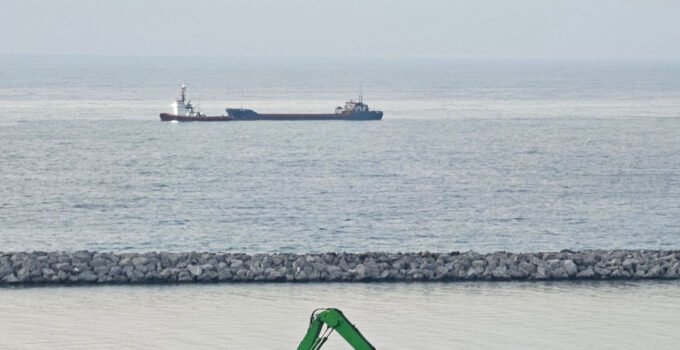 Karadeniz’de saldırıya uğrayan kargo gemisi Zonguldak açıklarına getirildi