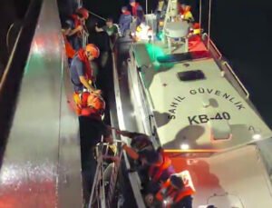 Kastamonu açıklarında batan ticari geminin 13 mürettebatı kurtarıldı