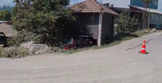 Kepçeye çarpmamak için manevra yaptı, kulübeye çarptı: 1 yaralı