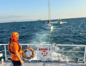 Moda Açıklarında Sürüklenen Tekne Kurtarıldı