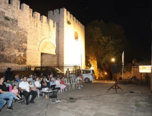 Tarihi Surların Gölgesinde Sinema Keyfi
