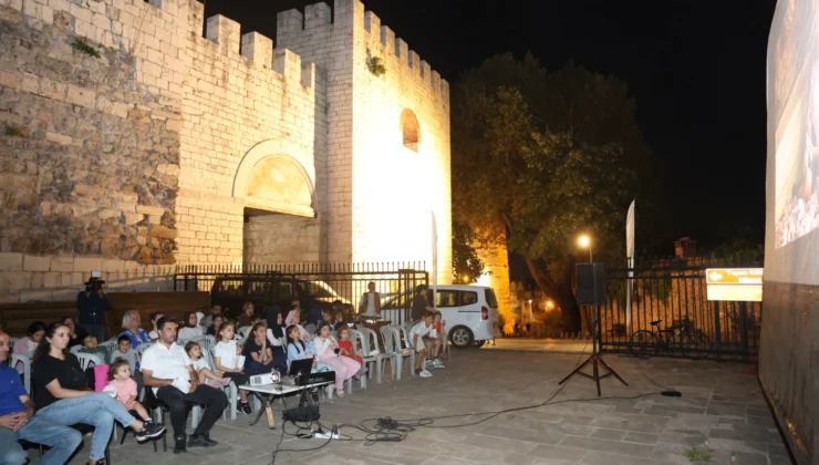 Tarihi Surların Gölgesinde Sinema Keyfi