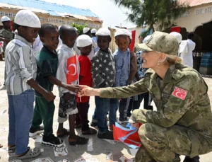 Tsk'Dan Somali'Deki Yetim Çocuklara Gıda Ve Giyecek Desteği
